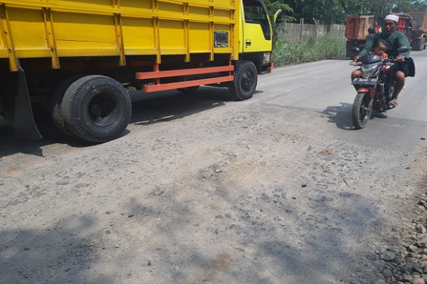 Baru Dibangun 9 Bulan Jalan Janala-Cicangkal Senilai Rp15,3 M di Rumpin Rusak