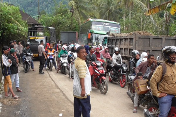 Hujan Deras Picu Longsor, Jalinsum Padang-Medan Putus Total