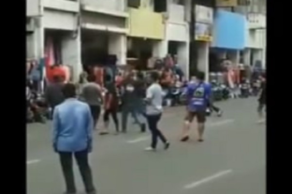 Viral, Penutupan Jalan di Bandung Dipakai Makan Bersama dan Sepakbola
