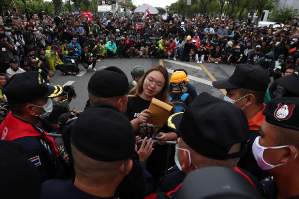 Lawan Sistem Monarki, Milenial Thailand Menuntut Perubahan