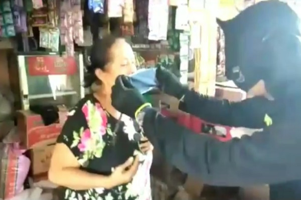 Berkostum Batman, Polisi Ini Blusukan di Pasar Palang Pasuruan