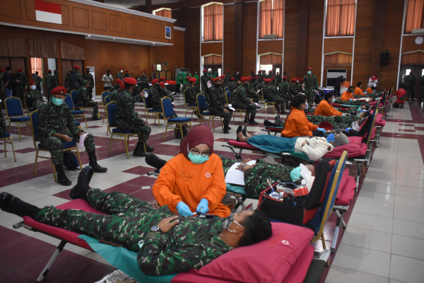 Peringati HUT ke 75 TNI, Kopassus Bersama PMI Gelar Donor Darah