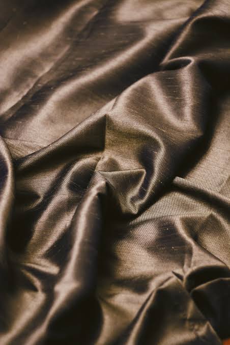 Kulit Kamu Sensitif? Hindari Pakai 5 Bahan Pakaian Ini