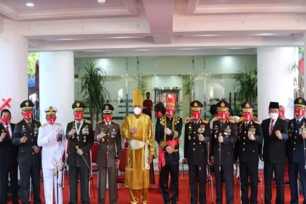 Gubernur Sulut Olly Dondokambey Kenakan Pakaian Adat Sangihe, Ini Maknanya