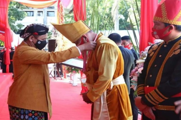 Gubernur Sulut Olly Dondokambey Kenakan Pakaian Adat Sangihe, Ini Maknanya