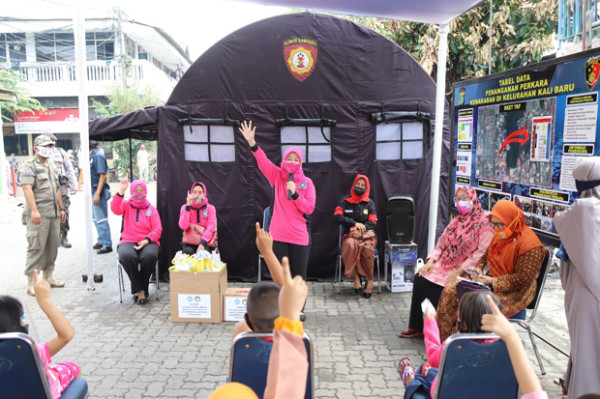 Pemkot Jakut Ajak Komunitas Dongeng Hibur Anak-anak Korban Kebakaran Kalibaru