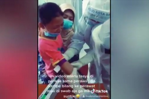 Bocah Viral Tiktok dengan Nakes Pakai APD Sembuh Dari COVID-19