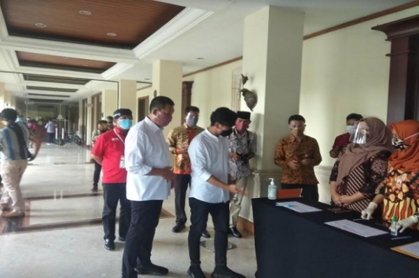 Undian Nomor Urut Gibran-Teguh Tampil Putih Hitam, Apa Maknanya?