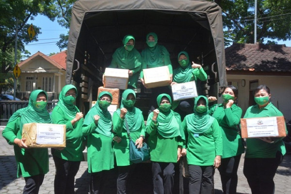 Peduli Korban Banjir Bandang Cicurug, Persit KCK PD III/Siliwangi Salurkan Bantuan
