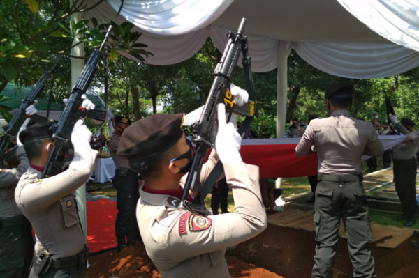 Pemakaman Suami Bupati Bogor Dilaksanakan Secara Militer