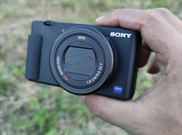 No Debat, Sony ZV-1 Adalah Kamera Vlogging Terbaik 2020!