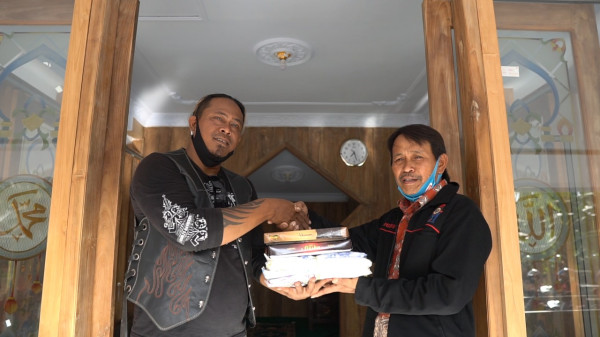 Touring Anak Motor di Malang Bagikan Buku dan Kitab Suci