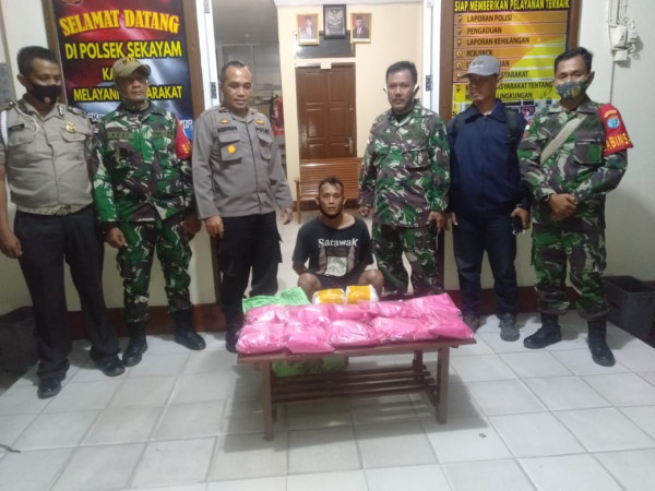 Polsek dan Koramil Sekayam Sergap Pengedar 12 Kg Sabu Malaysia