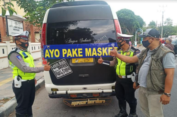 Unik, Polres Salatiga Pasang 1.000 Stiker 'Ojo Lali Maskeran' di Angkutan Umum