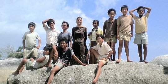 Review Film ‘Laskar Pelangi’: Tagore, Totto-Chan, juga Hirata