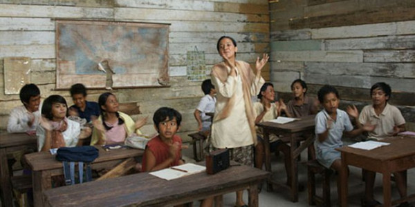 Review Film ‘Laskar Pelangi’: Tagore, Totto-Chan, juga Hirata
