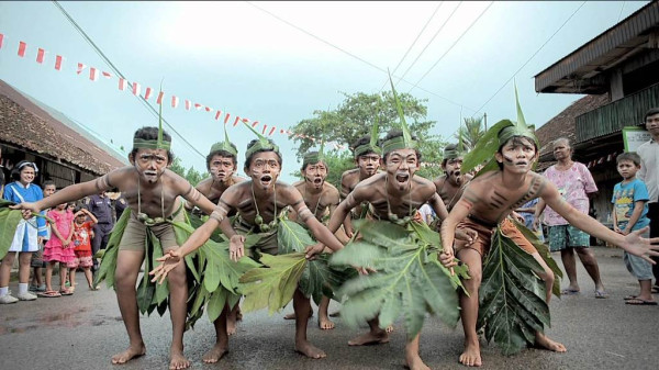 Review Film ‘Laskar Pelangi’: Tagore, Totto-Chan, juga Hirata