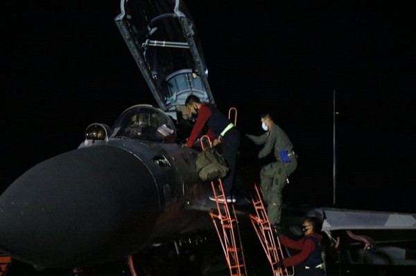 Tengah Malam Jet-jet Tempur TNI AU Bombardir Lumajang