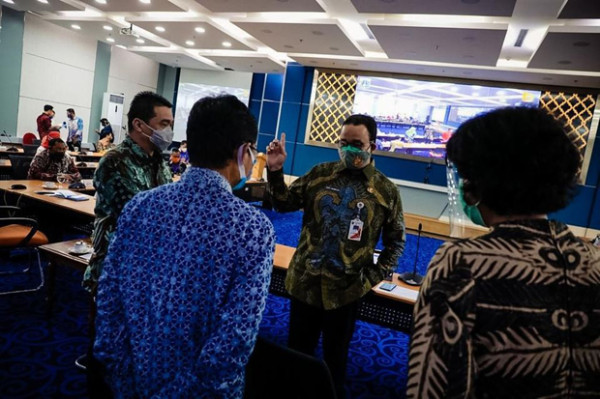 Anies 'Pamer' Baju Batik, Pujian Netizen Bikin Hati Meleleh