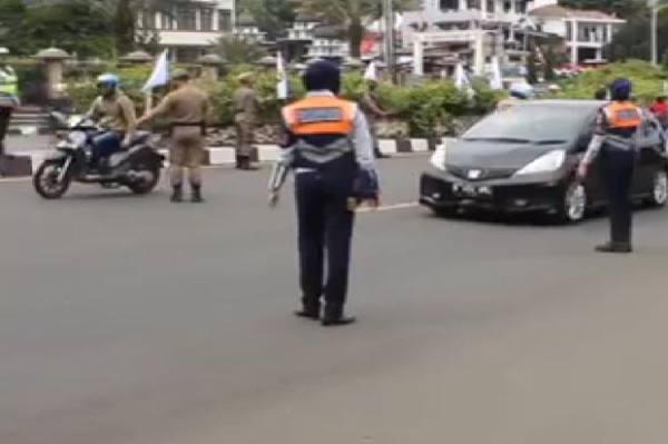 Razia Protokol Kesehatan di Jalur Puncak, Netizen: Kok Petugas Pakai Scuba