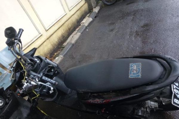 Truk Boks Terbalik di Tol Pondok Indah