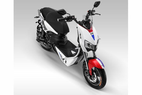 Tantang Gesit, Yadea X5 Skutik Listrik Anti Air Baterai Tahan Lama