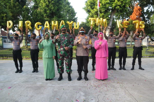 Beri Kejutan Pada HUT TNI ke-75, Kapolda NTB: Persaudaraan Kami Tak Akan Goyah