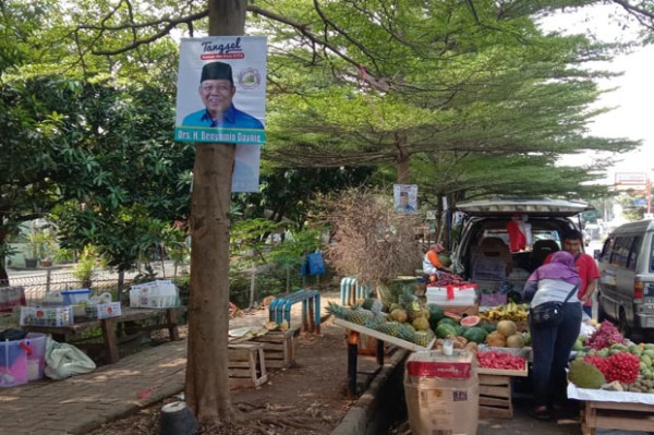 Dipaku di Pohon, 3 Truk APK Pilkada Tangsel Ditertibkan Satpol PP