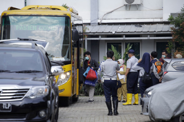 Belasan Mahasiswa PTIQ Jakarta Dievakuasi ke RSD Wisma Atlet