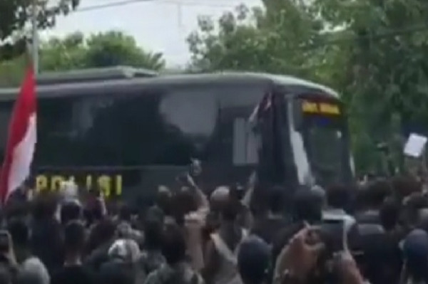 Aksi Demonstrasi Tolak UU Cipta Kerja di Denpasar Ricuh