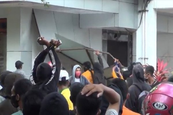 Unjuk Rasa Tolak UU Cipta Kerja, Kantor DPRD Sultra Dirusak