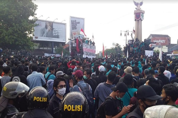 Demo Tolak UU Cipta Kerja di Tugu Kartasura Berakhir Bentrok