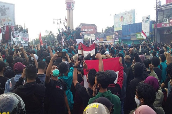 Demo Tolak UU Cipta Kerja di Tugu Kartasura Berakhir Bentrok
