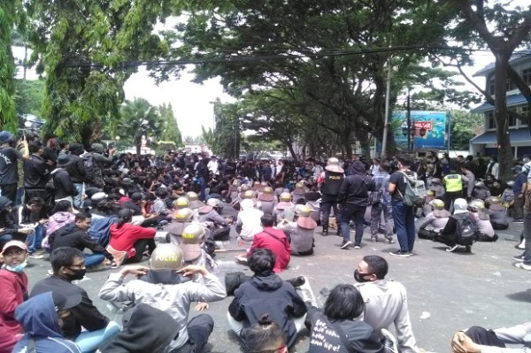 Ricuh Demo Tolak UU Cipta Kerja di Malang, 1 Bus Polisi Rusak