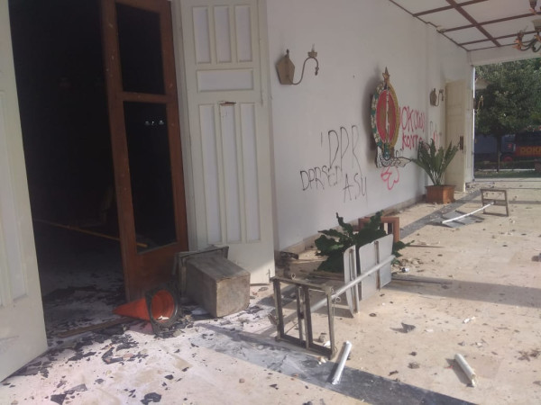Aksi Tolak UU Omnibus Law di DPRD DIY Diwarnai Keributan