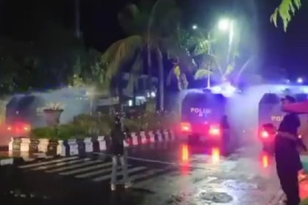 Demo Tolak UU Cipta Kerja di Denpasar Berlanjut Hingga Malam