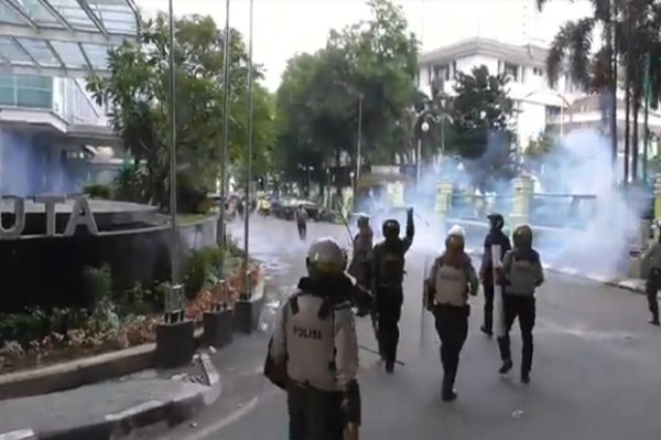 2 Polisi Terluka dan Puluhan Orang Ditangkap saat Demo Tolak UU Cipta Kerja di Medan