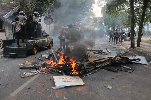 4 Motor dan 1 Mobil Dibakar, 4 Polisi Terluka, 80 Demosntran Ditangkap
