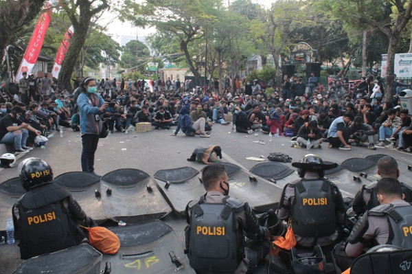 4 Motor dan 1 Mobil Dibakar, 4 Polisi Terluka, 80 Demosntran Ditangkap