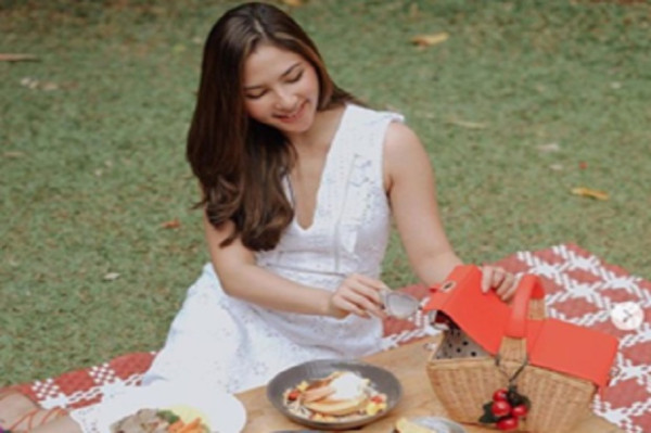 4 Artis Ini Tetap Tampil Stylish Selama di Rumah Saja