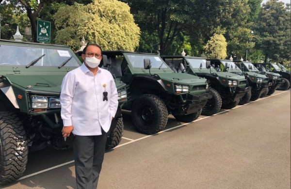 Prabowo Cek Kesiapan 40 Unit Rantis Maung untuk TNI