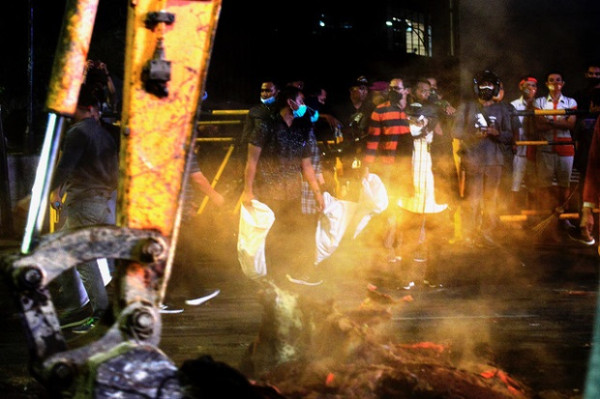 Risma Pimpin Pembersihan Sampah Pendemo, Tiga Jam Beres