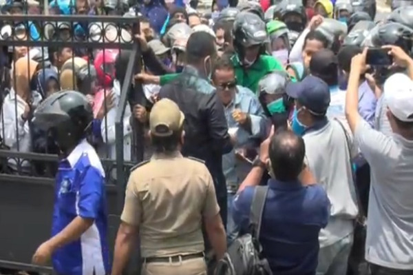 Heboh 2 Anggota DPRD Pekalongan Bagi-bagi Uang di Tengah Demo Ratusan Buruh