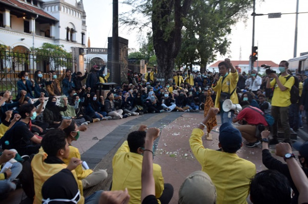 Tuntut Pembebasan, Mahasiswa Semarang Gelar Aksi di Obyek Wisata