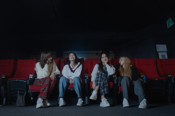 Sutradara Caroline Suh Ungkap Perbedaan BLACKPINK saat Manggung dan di Balik Layar