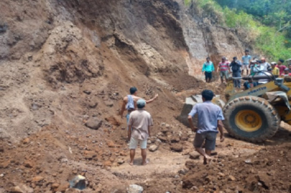 Longsor Terjang Kudus, Dua Pekerja Tewas Tertimbun Tanah Sedalam 2 Meter