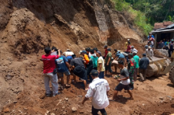 Longsor Terjang Kudus, Dua Pekerja Tewas Tertimbun Tanah Sedalam 2 Meter
