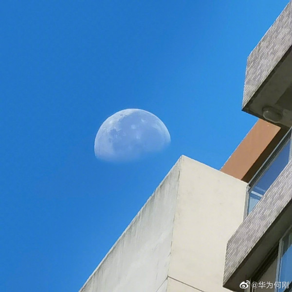 Foto Bulan di Siang Hari Membuktikan Kamera Mate 40 Punya Zoom Hebat