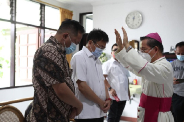 Olly Dondokambey-Steven Kandouw Didoakan Uskup Manado