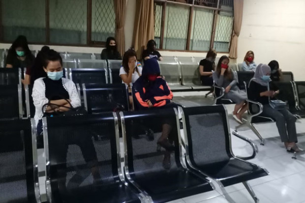 Layani Pelanggan saat PSBB, Belasan PSK Gang Macan Diciduk Petugas